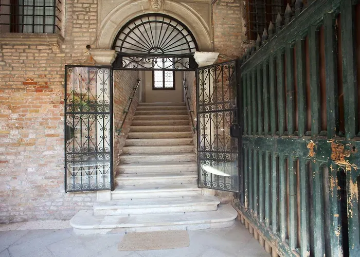 Al Mezzanino, Palazzo Torniello